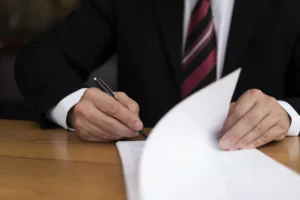 Anwalt unterschreibt Dokument